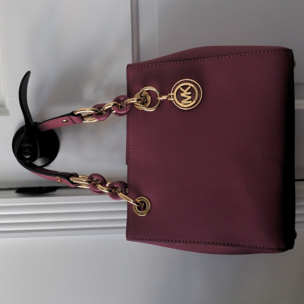 ***BRAND NEW MICHAEL KORS PURSE. Never used. Mint condition.